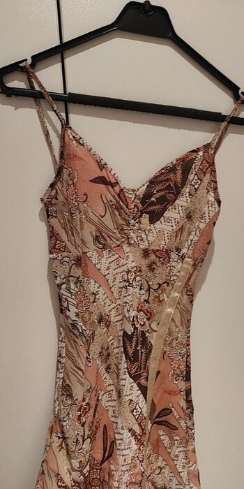 Şifon yırtmaçlı ve sırt dekolteli elbise - Görsel 4