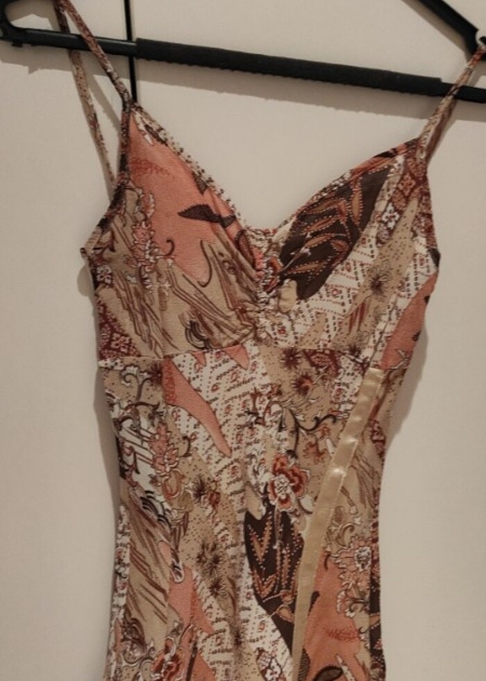 Şifon yırtmaçlı ve sırt dekolteli elbise - Görsel 4