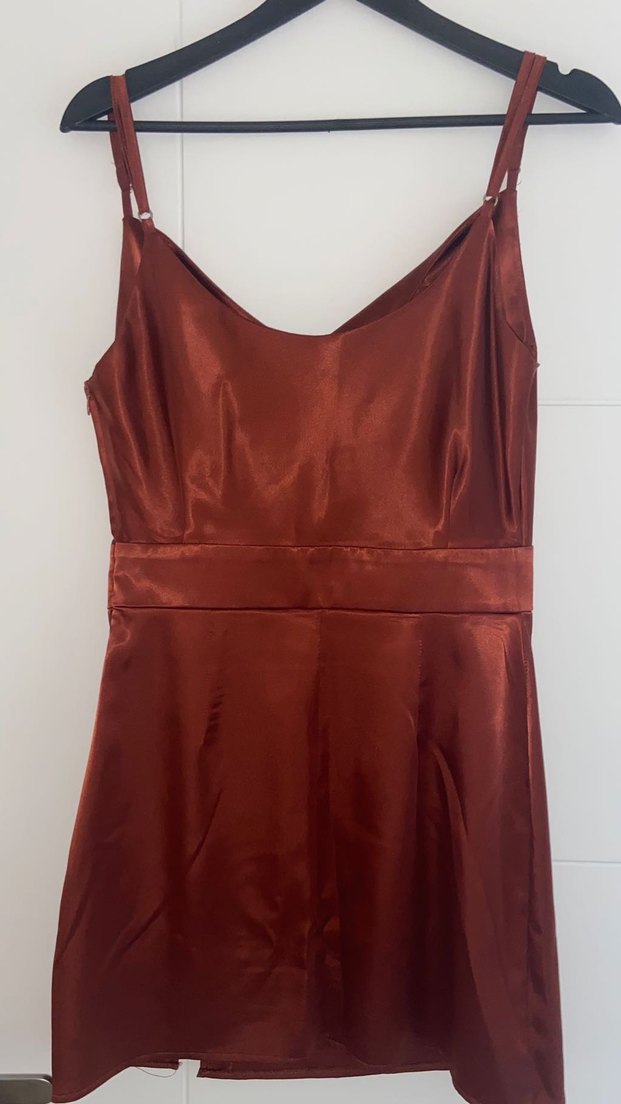 Saten Görünümlü Kahverengi V Yakalı Mini Elbise - Görsel 3