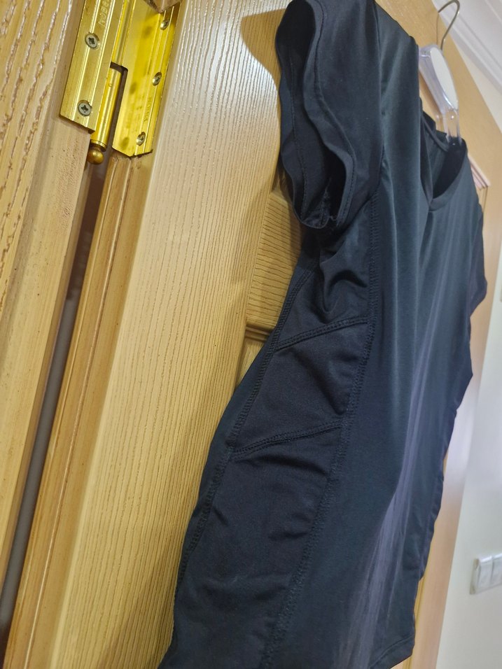 Siyah V Yaka Kısa Kollu Kadın Tişört - Görsel 2