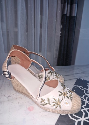 Bej Nakışlı Kadın Dolgu Topuklu Sandalet - Görsel 4