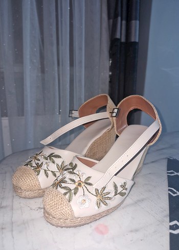 Bej Nakışlı Kadın Dolgu Topuklu Sandalet - Görsel 2
