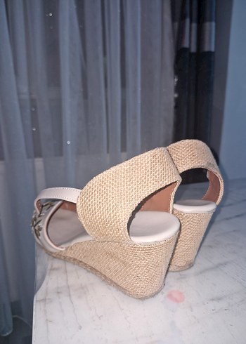 Bej Nakışlı Kadın Dolgu Topuklu Sandalet - Görsel 5