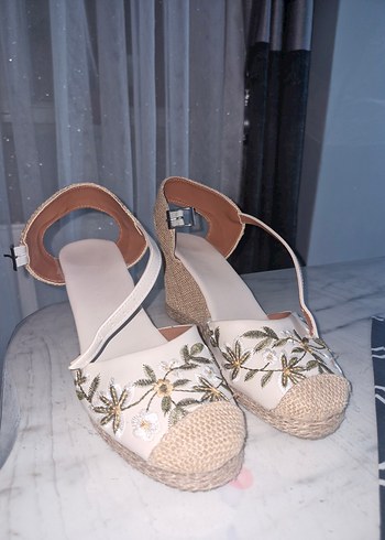 Bej Nakışlı Kadın Dolgu Topuklu Sandalet - Görsel 3