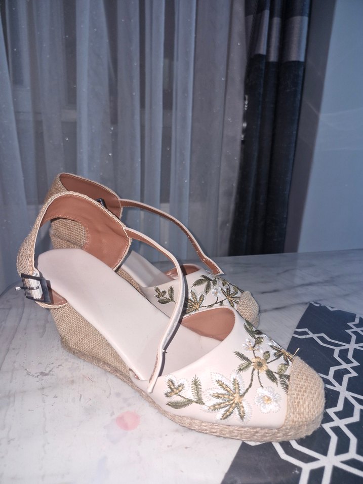 Bej Nakışlı Kadın Dolgu Topuklu Sandalet - Görsel 4