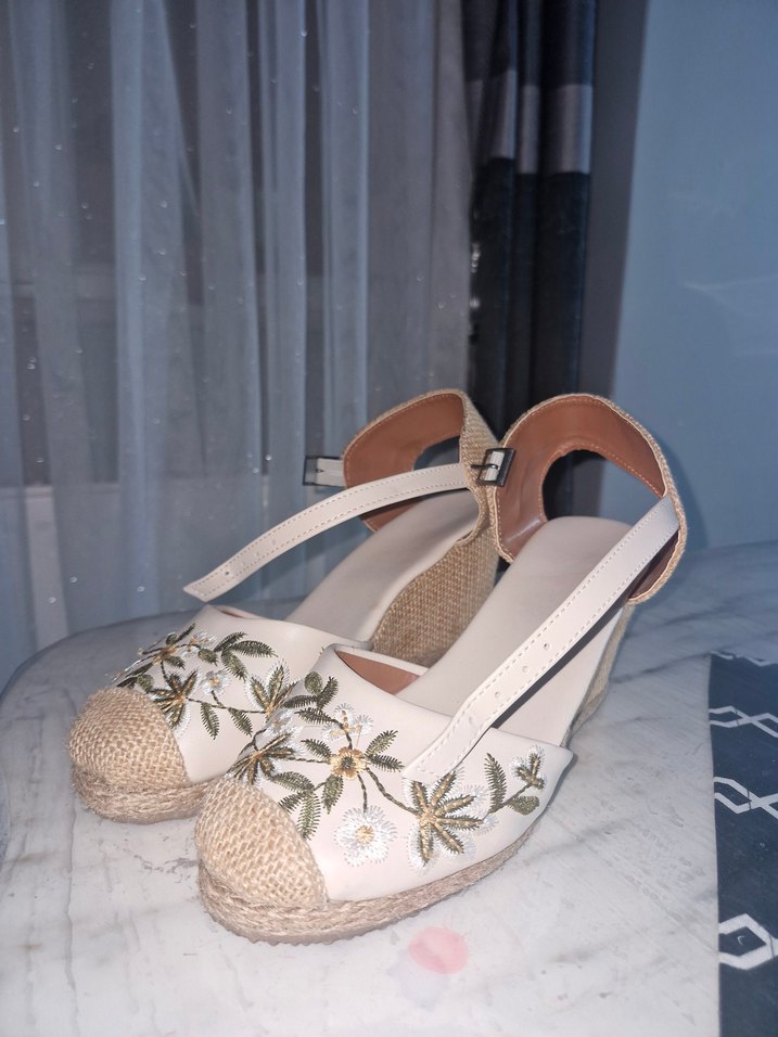 Bej Nakışlı Kadın Dolgu Topuklu Sandalet - Görsel 2