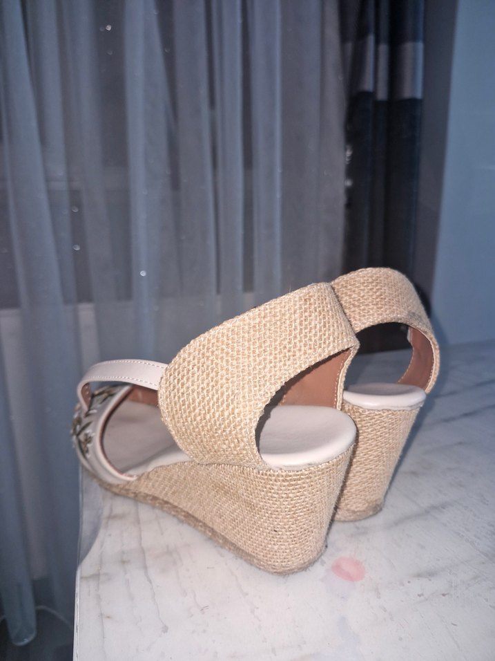 Bej Nakışlı Kadın Dolgu Topuklu Sandalet - Görsel 5