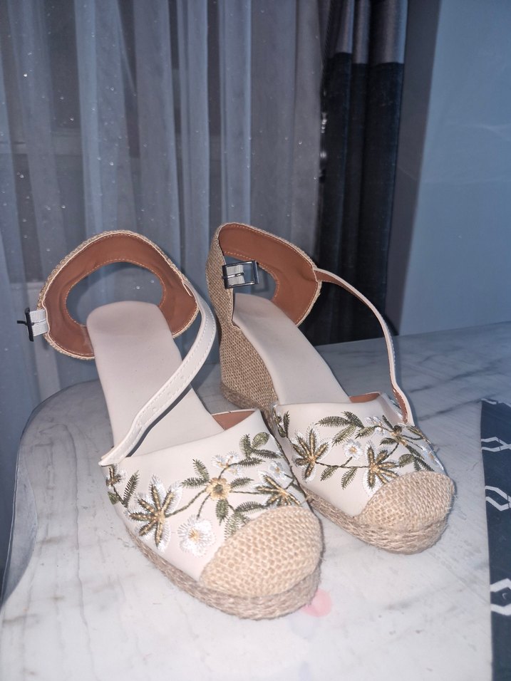 Bej Nakışlı Kadın Dolgu Topuklu Sandalet - Görsel 3