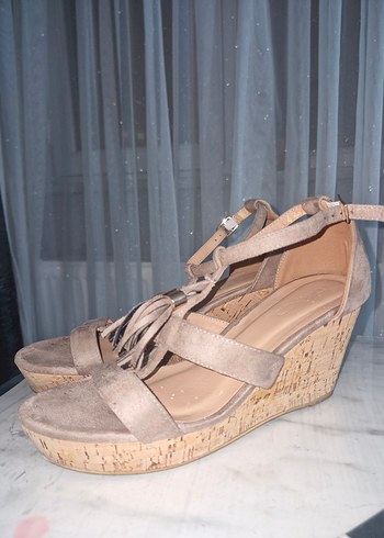 Bej Süet Püsküllü Dolgu Topuklu Kadın Ayakkabı - Görsel 3