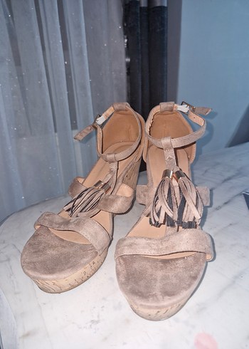 Bej Süet Püsküllü Dolgu Topuklu Kadın Ayakkabı - Görsel 4