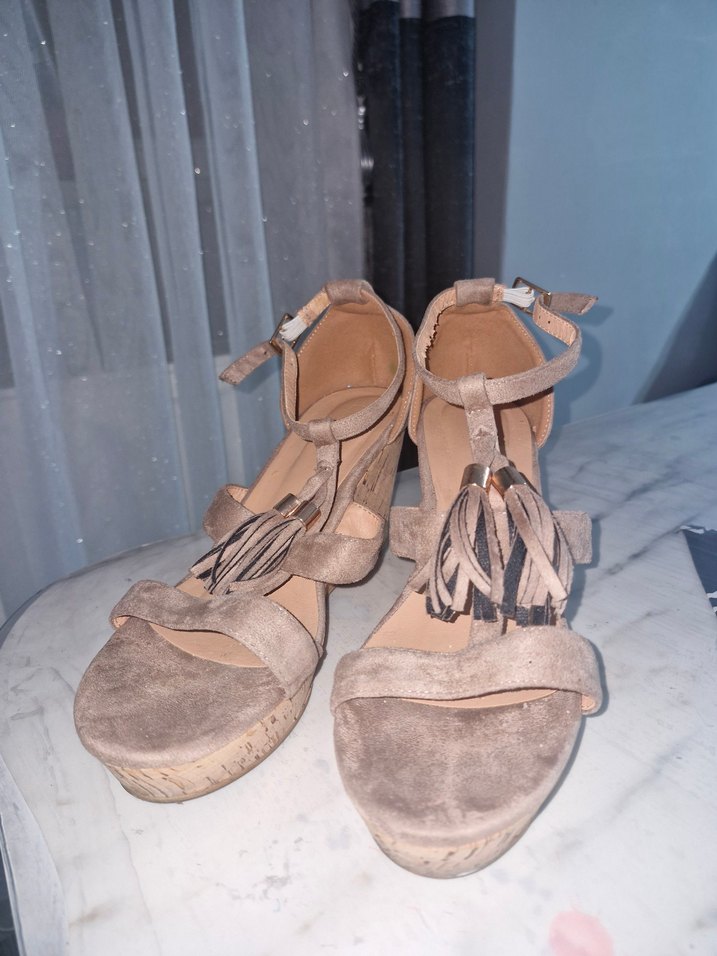 Bej Süet Püsküllü Dolgu Topuklu Kadın Ayakkabı - Görsel 4