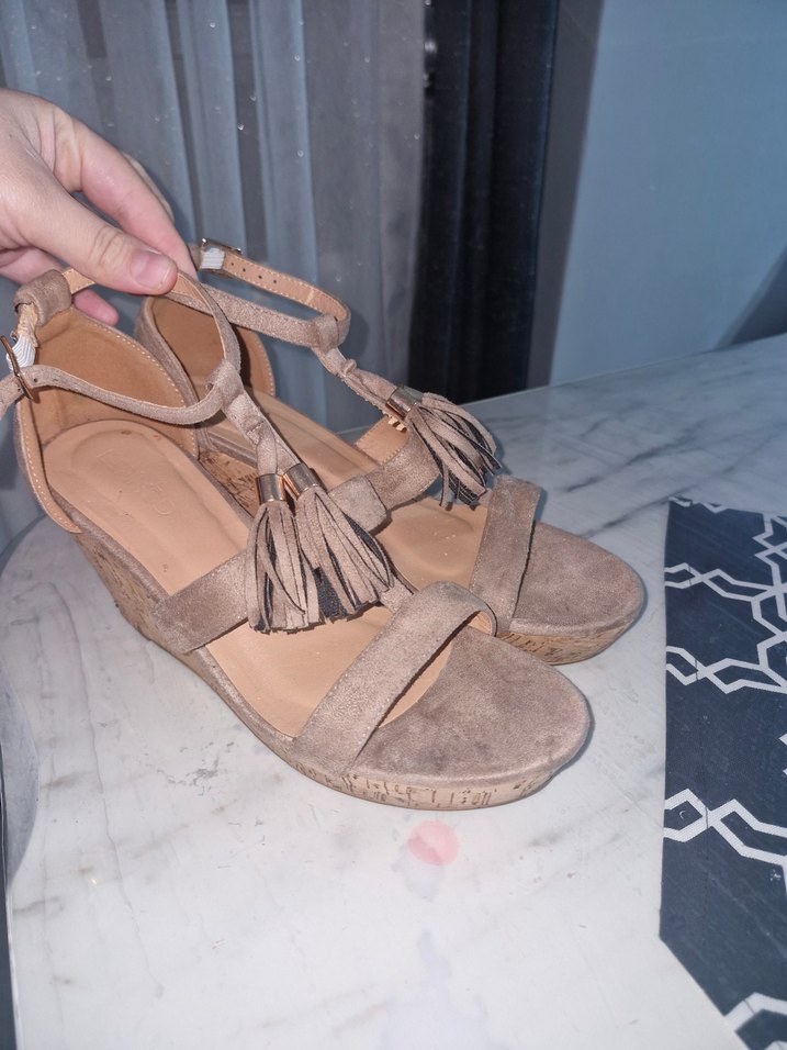 Bej Süet Püsküllü Dolgu Topuklu Kadın Ayakkabı - Görsel 2