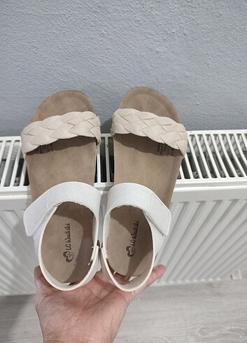 34 Beden ten rengi Renk LC Waikiki kız çocuk sandalet