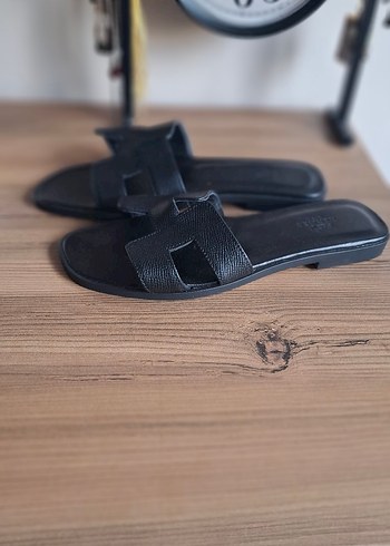 Siyah Minimalist Tokalı Kadın Terlik