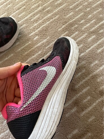 Nike revouliton 3