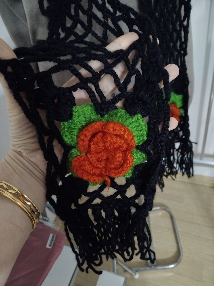 Siyah Çiçekli Örgü Bohem Kadın Atkı - Görsel 3