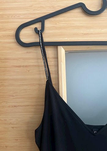 H&M Siyah V Yaka İnce Taşlı Askılı Mini Elbise - Görsel 3