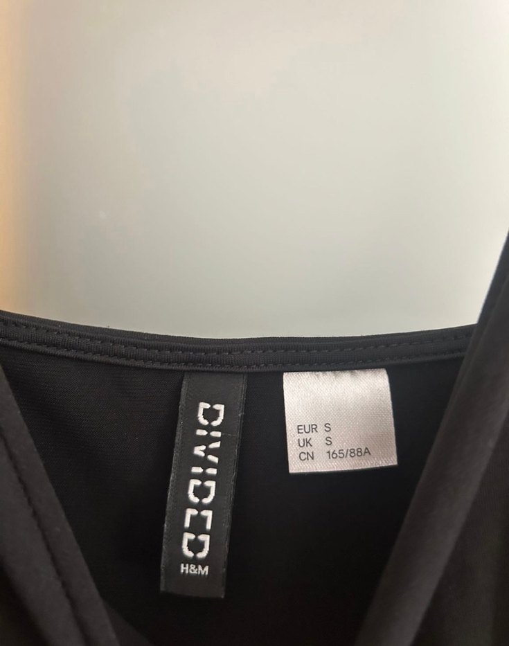 H&M Siyah V Yaka İnce Taşlı Askılı Mini Elbise - Görsel 4