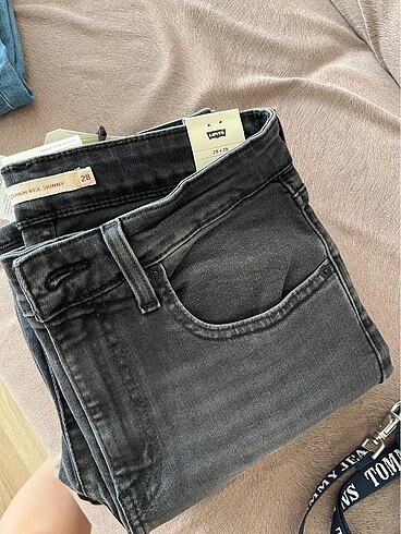 28 Beden siyah Renk Levis kadın jean 721