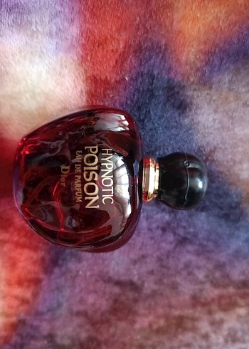 Kırmızı Kadın Parfümü Şişesi ve Kutusu - Görsel 2