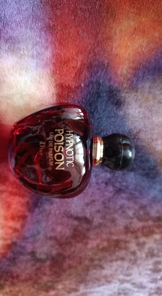 Kırmızı Kadın Parfümü Şişesi ve Kutusu - Görsel 2