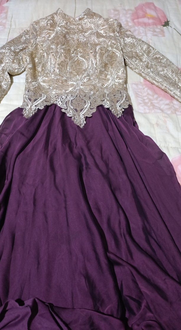 Uzun Mor Saten Kadın Abiye Elbise etek ucunda minik yırtık var - Görsel 4