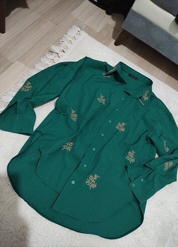 Zümrüt yeşili oversize işlemeli gömlek
