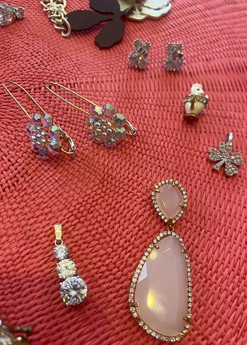 Renkli ve taşlı çeşitli takılar tane 200 tl sorarak alınız - Görsel 2