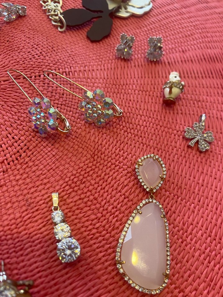 Renkli ve taşlı çeşitli takılar tane 200 tl sorarak alınız - Görsel 2