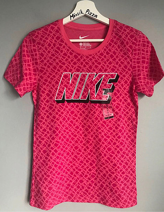 m Beden Nike M beden pembe desenli yeni tişört 