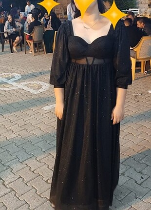 Siyah yarım kol öpücük yaka abiye