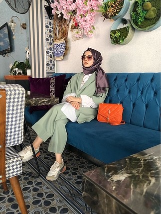 İkili takım yanında kolları büzgülü bluz hediye