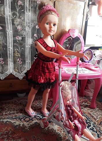 Büyük boy barbie bebek makyaj masası çocuk arabası ve kız bebeği
