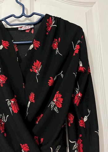 Kırmızı Çiçek Desenli Uzun Kollu V Yaka Bluz - Görsel 2