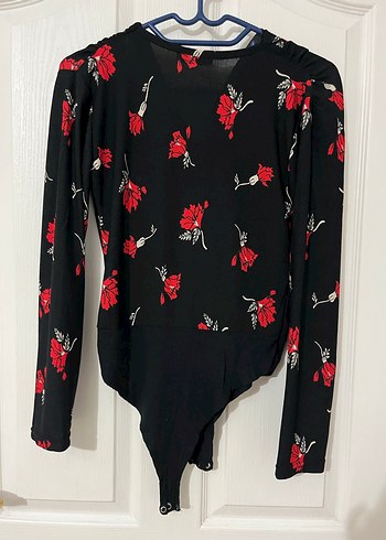 Kırmızı Çiçek Desenli Uzun Kollu V Yaka Bluz - Görsel 3