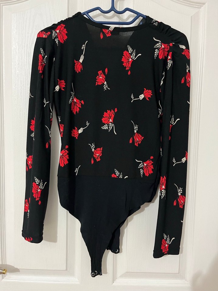 Kırmızı Çiçek Desenli Uzun Kollu V Yaka Bluz - Görsel 3