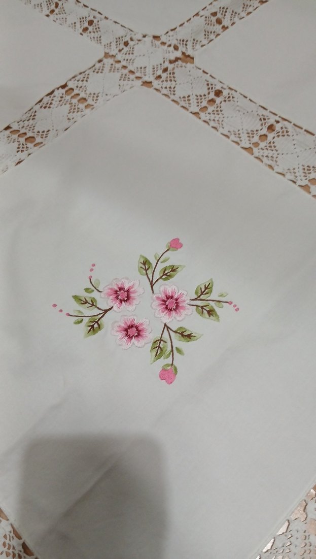 Nakışlı Beyaz Pastel Masa Örtüsü 
ölçü 86  cm - Görsel 2