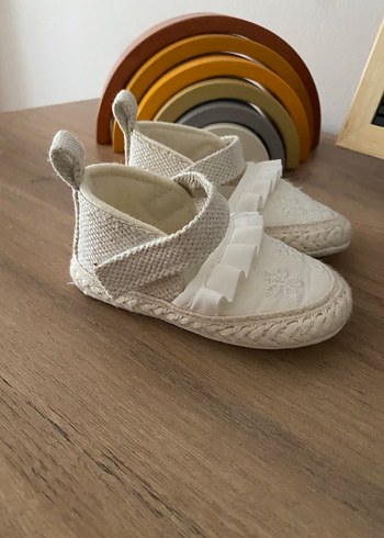 Beyaz Nakışlı Fırfırlı Bebek İlk Adım Ayakkabısı - Görsel 2