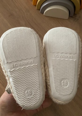 Beyaz Nakışlı Fırfırlı Bebek İlk Adım Ayakkabısı - Görsel 3