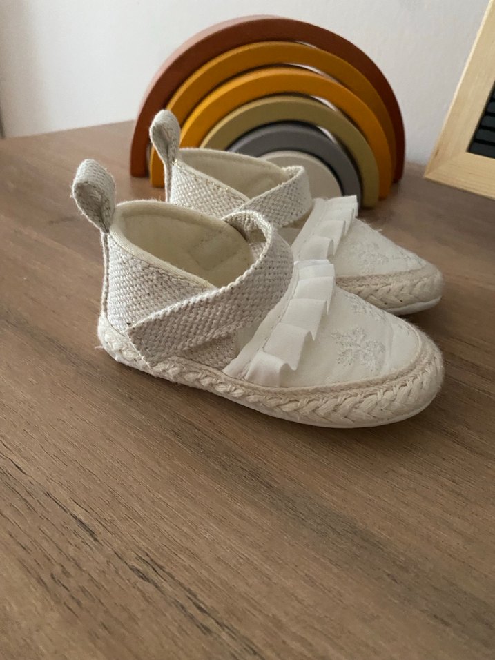 Beyaz Nakışlı Fırfırlı Bebek İlk Adım Ayakkabısı - Görsel 2