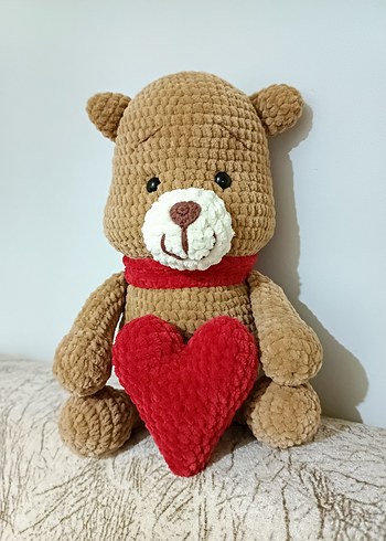 Kahverengi Peluş Ayıcık ve Kırmızı Kalp