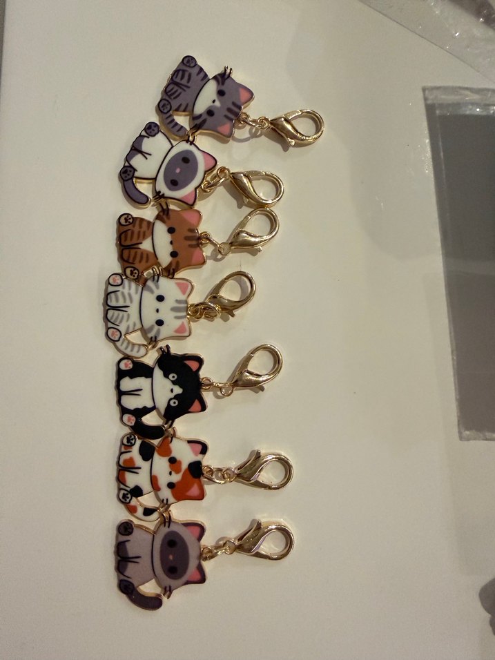 Renkli Zincir Detaylı Kedi Figürlü Anahtarlık - Görsel 2