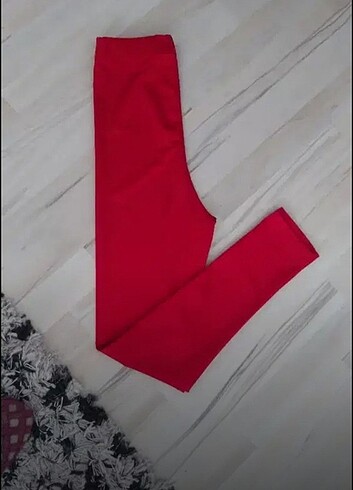 Kırmızı parlak tayt