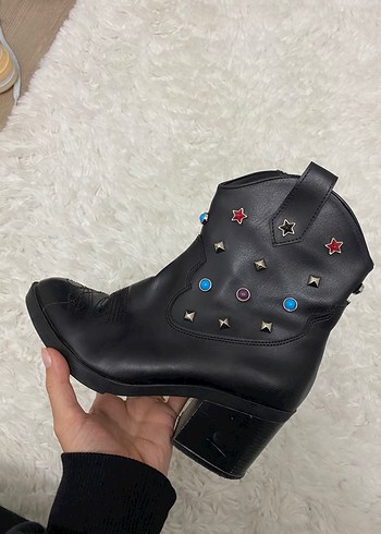 Nakışlı Tokalı Siyah Deri bot