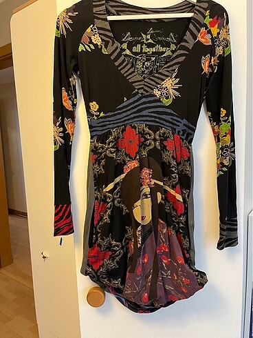 Desigual XS desenli ve işlemeli elbise
