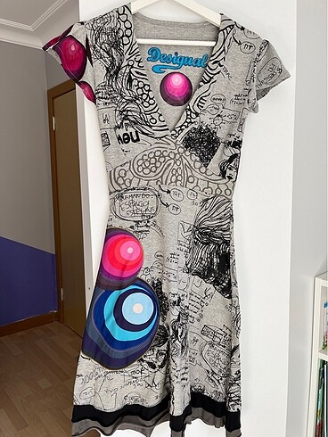 Desigual XS desenli ve işlemeli elbise