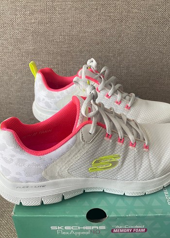 Beyaz Skechers Kadın Spor Ayakkabı
