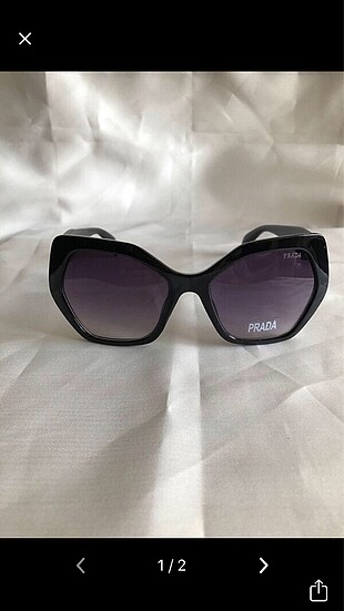 Prada gözlük.