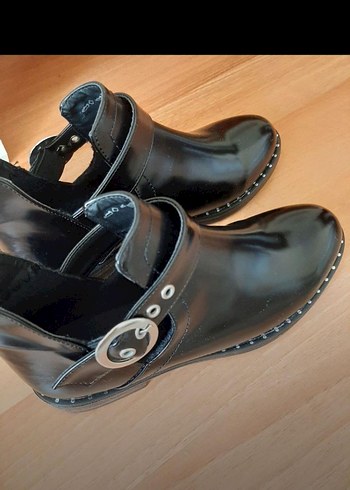 Parlak Siyah Tokalı Kadın Bot - Görsel 3