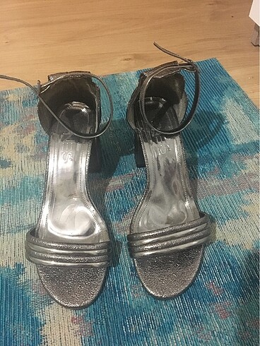Gümüş lame topuklu ayakkabı